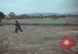 Standbild US-Soldaten auf offenem Feld im Vietnamkrieg Vietnam, 1967, aus Sekunde 18 historischem Filmmaterial Videoclip 65675079547