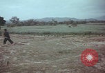 Standbild US-Soldaten auf offenem Feld im Vietnamkrieg Vietnam, 1967, aus Sekunde 19 historischem Filmmaterial Videoclip 65675079547