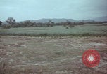 Standbild US-Soldaten auf offenem Feld im Vietnamkrieg Vietnam, 1967, aus Sekunde 20 historischem Filmmaterial Videoclip 65675079547