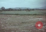 Standbild US-Soldaten auf offenem Feld im Vietnamkrieg Vietnam, 1967, aus Sekunde 21 historischem Filmmaterial Videoclip 65675079547