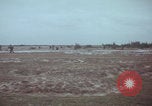Standbild US-Soldaten auf offenem Feld im Vietnamkrieg Vietnam, 1967, aus Sekunde 22 historischem Filmmaterial Videoclip 65675079547