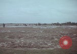 Standbild US-Soldaten auf offenem Feld im Vietnamkrieg Vietnam, 1967, aus Sekunde 23 historischem Filmmaterial Videoclip 65675079547