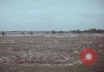 Standbild US-Soldaten auf offenem Feld im Vietnamkrieg Vietnam, 1967, aus Sekunde 24 historischem Filmmaterial Videoclip 65675079547
