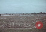 Standbild US-Soldaten auf offenem Feld im Vietnamkrieg Vietnam, 1967, aus Sekunde 25 historischem Filmmaterial Videoclip 65675079547