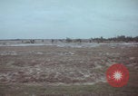 Standbild US-Soldaten auf offenem Feld im Vietnamkrieg Vietnam, 1967, aus Sekunde 26 historischem Filmmaterial Videoclip 65675079547