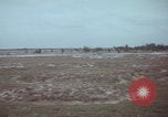 Standbild US-Soldaten auf offenem Feld im Vietnamkrieg Vietnam, 1967, aus Sekunde 27 historischem Filmmaterial Videoclip 65675079547