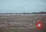 Standbild US-Soldaten auf offenem Feld im Vietnamkrieg Vietnam, 1967, aus Sekunde 28 historischem Filmmaterial Videoclip 65675079547