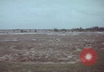 Standbild US-Soldaten auf offenem Feld im Vietnamkrieg Vietnam, 1967, aus Sekunde 29 historischem Filmmaterial Videoclip 65675079547