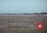 Standbild US-Soldaten auf offenem Feld im Vietnamkrieg Vietnam, 1967, aus Sekunde 30 historischem Filmmaterial Videoclip 65675079547