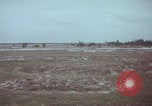 Standbild US-Soldaten auf offenem Feld im Vietnamkrieg Vietnam, 1967, aus Sekunde 31 historischem Filmmaterial Videoclip 65675079547