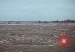 Standbild US-Soldaten auf offenem Feld im Vietnamkrieg Vietnam, 1967, aus Sekunde 32 historischem Filmmaterial Videoclip 65675079547