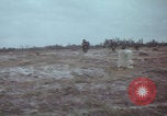 Standbild US-Soldaten auf offenem Feld im Vietnamkrieg Vietnam, 1967, aus Sekunde 33 historischem Filmmaterial Videoclip 65675079547