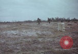 Standbild US-Soldaten auf offenem Feld im Vietnamkrieg Vietnam, 1967, aus Sekunde 34 historischem Filmmaterial Videoclip 65675079547