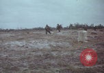 Standbild US-Soldaten auf offenem Feld im Vietnamkrieg Vietnam, 1967, aus Sekunde 35 historischem Filmmaterial Videoclip 65675079547