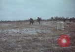 Standbild US-Soldaten auf offenem Feld im Vietnamkrieg Vietnam, 1967, aus Sekunde 36 historischem Filmmaterial Videoclip 65675079547