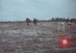 Standbild US-Soldaten auf offenem Feld im Vietnamkrieg Vietnam, 1967, aus Sekunde 37 historischem Filmmaterial Videoclip 65675079547