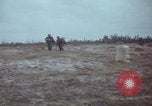 Standbild US-Soldaten auf offenem Feld im Vietnamkrieg Vietnam, 1967, aus Sekunde 38 historischem Filmmaterial Videoclip 65675079547