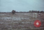 Standbild US-Soldaten auf offenem Feld im Vietnamkrieg Vietnam, 1967, aus Sekunde 39 historischem Filmmaterial Videoclip 65675079547