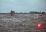 Standbild US-Soldaten auf offenem Feld im Vietnamkrieg Vietnam, 1967, aus Sekunde 40 historischem Filmmaterial Videoclip 65675079547