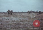 Standbild US-Soldaten auf offenem Feld im Vietnamkrieg Vietnam, 1967, aus Sekunde 41 historischem Filmmaterial Videoclip 65675079547