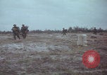 Standbild US-Soldaten auf offenem Feld im Vietnamkrieg Vietnam, 1967, aus Sekunde 42 historischem Filmmaterial Videoclip 65675079547