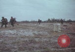 Standbild US-Soldaten auf offenem Feld im Vietnamkrieg Vietnam, 1967, aus Sekunde 43 historischem Filmmaterial Videoclip 65675079547