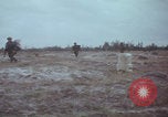 Standbild US-Soldaten auf offenem Feld im Vietnamkrieg Vietnam, 1967, aus Sekunde 44 historischem Filmmaterial Videoclip 65675079547