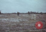 Standbild US-Soldaten auf offenem Feld im Vietnamkrieg Vietnam, 1967, aus Sekunde 45 historischem Filmmaterial Videoclip 65675079547