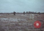 Standbild US-Soldaten auf offenem Feld im Vietnamkrieg Vietnam, 1967, aus Sekunde 46 historischem Filmmaterial Videoclip 65675079547