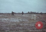 Standbild US-Soldaten auf offenem Feld im Vietnamkrieg Vietnam, 1967, aus Sekunde 47 historischem Filmmaterial Videoclip 65675079547