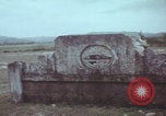 Standbild US-Soldaten auf offenem Feld im Vietnamkrieg Vietnam, 1967, aus Sekunde 48 historischem Filmmaterial Videoclip 65675079547