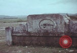 Standbild US-Soldaten auf offenem Feld im Vietnamkrieg Vietnam, 1967, aus Sekunde 49 historischem Filmmaterial Videoclip 65675079547