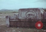 Standbild US-Soldaten auf offenem Feld im Vietnamkrieg Vietnam, 1967, aus Sekunde 51 historischem Filmmaterial Videoclip 65675079547