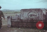 Standbild US-Soldaten auf offenem Feld im Vietnamkrieg Vietnam, 1967, aus Sekunde 52 historischem Filmmaterial Videoclip 65675079547