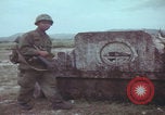 Standbild US-Soldaten auf offenem Feld im Vietnamkrieg Vietnam, 1967, aus Sekunde 53 historischem Filmmaterial Videoclip 65675079547