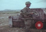 Standbild US-Soldaten auf offenem Feld im Vietnamkrieg Vietnam, 1967, aus Sekunde 54 historischem Filmmaterial Videoclip 65675079547