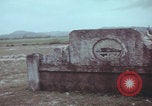 Standbild US-Soldaten auf offenem Feld im Vietnamkrieg Vietnam, 1967, aus Sekunde 56 historischem Filmmaterial Videoclip 65675079547