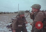 Standbild US-Soldaten auf offenem Feld im Vietnamkrieg Vietnam, 1967, aus Sekunde 58 historischem Filmmaterial Videoclip 65675079547