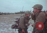 Standbild US-Soldaten auf offenem Feld im Vietnamkrieg Vietnam, 1967, aus Sekunde 59 historischem Filmmaterial Videoclip 65675079547