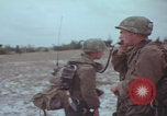 Standbild US-Soldaten auf offenem Feld im Vietnamkrieg Vietnam, 1967, aus Sekunde 60 historischem Filmmaterial Videoclip 65675079547