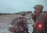 Standbild US-Soldaten auf offenem Feld im Vietnamkrieg Vietnam, 1967, aus Sekunde 61 historischem Filmmaterial Videoclip 65675079547