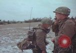 Standbild US-Soldaten auf offenem Feld im Vietnamkrieg Vietnam, 1967, aus Sekunde 62 historischem Filmmaterial Videoclip 65675079547