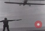 Standbild Flugzeugträger Flugzeug Landung United States USA, 1939, aus Sekunde 25 historischem Filmmaterial Videoclip 65675079548