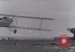 Standbild Flugzeugträger Flugzeug Landung United States USA, 1939, aus Sekunde 26 historischem Filmmaterial Videoclip 65675079548