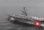 Standbild Vought F-8 Crusader hebt vom Flugzeugträger ab Vietnam, 1965, aus Sekunde 10 historischem Filmmaterial Videoclip 65675079555