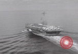 Standbild Vought F-8 Crusader hebt vom Flugzeugträger ab Vietnam, 1965, aus Sekunde 16 historischem Filmmaterial Videoclip 65675079555