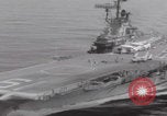 Standbild Vought F-8 Crusader hebt vom Flugzeugträger ab Vietnam, 1965, aus Sekunde 29 historischem Filmmaterial Videoclip 65675079555