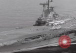 Standbild Vought F-8 Crusader hebt vom Flugzeugträger ab Vietnam, 1965, aus Sekunde 30 historischem Filmmaterial Videoclip 65675079555
