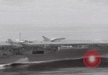 Standbild Vought F-8 Crusader hebt vom Flugzeugträger ab Vietnam, 1965, aus Sekunde 59 historischem Filmmaterial Videoclip 65675079555