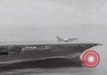 Standbild Vought F-8 Crusader hebt vom Flugzeugträger ab Vietnam, 1965, aus Sekunde 60 historischem Filmmaterial Videoclip 65675079555